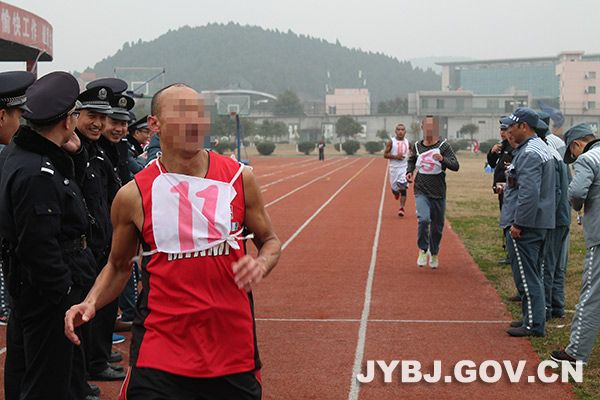 绵阳监狱第十届罪犯运动会田径比赛长跑项目冲线一瞬
